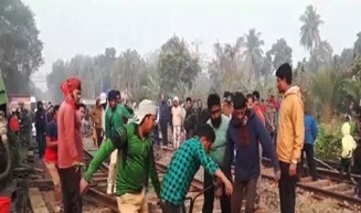 ১৮ ঘণ্টা পর খুলনার ট্রেন চলাচল স্বাভাবিক