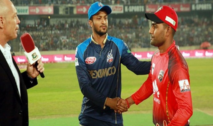 টস জিতে বোলিংয়ে ঢাকা ডায়নামাইটস