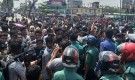 বরিশালে ৭ জন নিহতের প্রতিবাদে শিক্ষার্থীদের অবরোধ