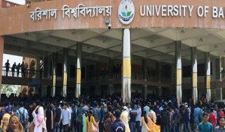 বন্ধ বরিশাল বিশ্ববিদ্যালয়ে চলছে শিক্ষার্থীদের বিক্ষোভ