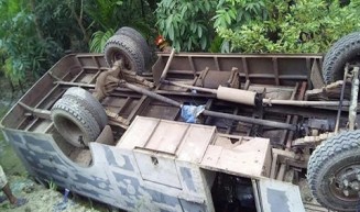 গাইবান্ধায় বাস উল্টে নিহত ৫