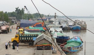 ১১ দাবিতে খুলনায় নৌ শ্রমিকদের কর্মবিরত