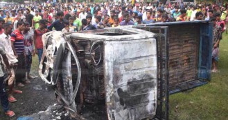 বগুড়ায় ৪ যুবককে গণপিটুনি, পিকআপে আগুন