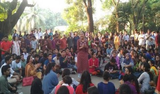 হল ত্যাগের নির্দেশ প্রত্যাখ্যান, উপাচার্যের বাসভবনের সামনে অবস্থানের ডাক