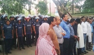 ভিসি’র বাসভবনের সামনে আন্দোলনকারীদের ঘিরে রেখেছে পুলিশ