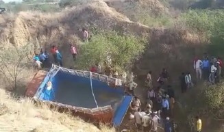 ভারতে লরি খাদে পড়ে নিহত ১১