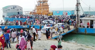 এবার ফেরিঘাটে ঢাকামুখী যাত্রীদের ভিড়