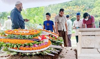 চিরনিদ্রায় শায়িত আবদুল গাফ্ফার চৌধুরী