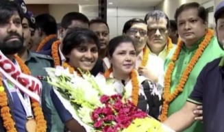 নারী ফুটবলারদের বরণ করে নিলেন ক্রীড়া প্রতিমন্ত্রী