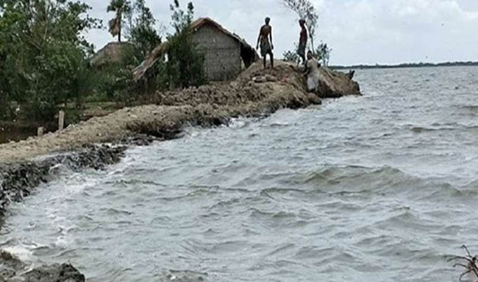 খুলনা উপকূলে বৃষ্টি-ঝড়ো হাওয়া, আশ্রয় কেন্দ্রে ছুটছে মানুষ