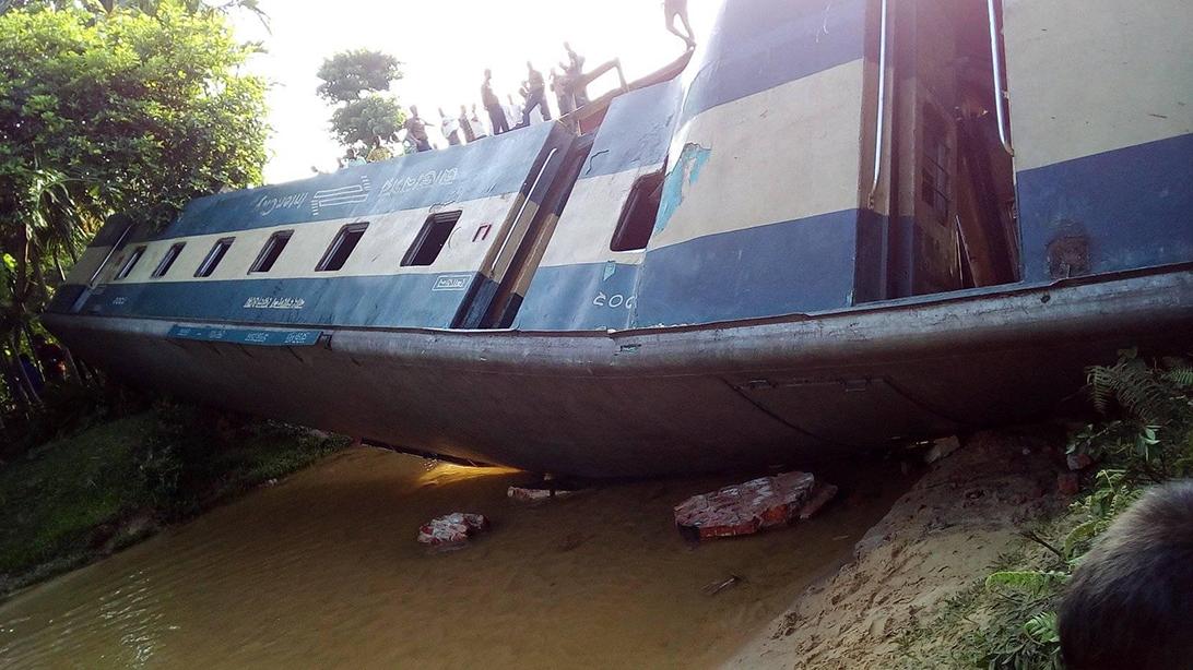 দুর্ঘটনার পর যাত্রী কমেছে, কাটছে না যাত্রীদের আতঙ্ক