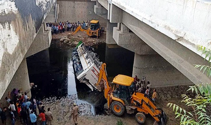 বাস নর্দমায় পড়ে ভারতে ২৯ জনের মৃত্যু