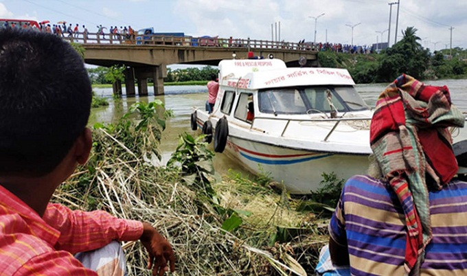 চারদিনেও সন্ধান মেলেনি তুরাগে পড়ে যাওয়া ট্যাক্সিক্যাবের