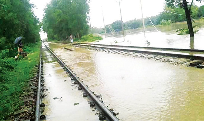 বৃষ্টি-পাহাড়ি ঢলে ঝুঁকিপূর্ণ ঢাকা-চট্টগ্রাম রেলপথ