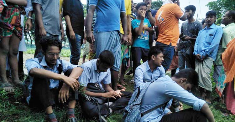 ধলেশ্বরীতে নেমে আইডিয়ালের তিন শিক্ষার্থী নিখোঁজ