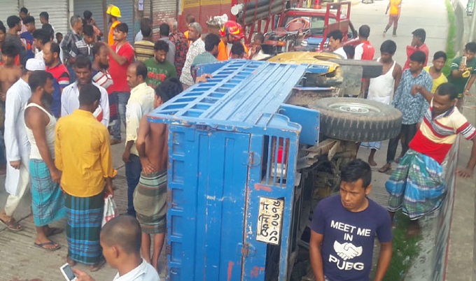 নোয়াখালীতে পিকআপ উল্টে ৪ শ্রমিক নিহত