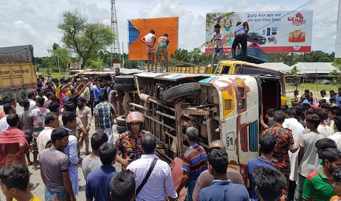 গোপালগঞ্জে বাস উল্টে নিহত ৩