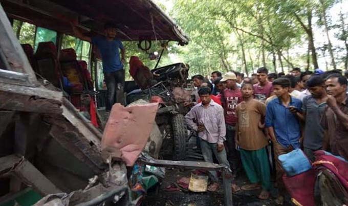  ঠাকুরগাঁওয়ে দুই বাসের মুখোমুখি সংঘর্ষে নিহত ৮