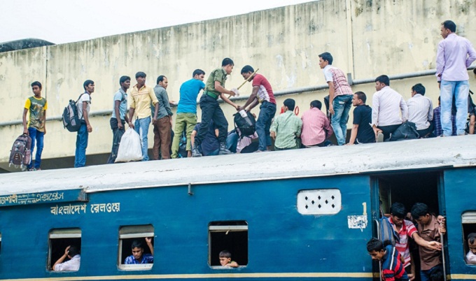 ট্রেনের ছাদে উঠতে দেয়া হবে না