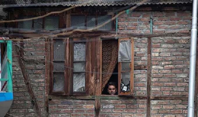 কাশ্মীরে সচল হচ্ছে টেলিফোন, স্কুল খুলবে আগামী সপ্তাহে