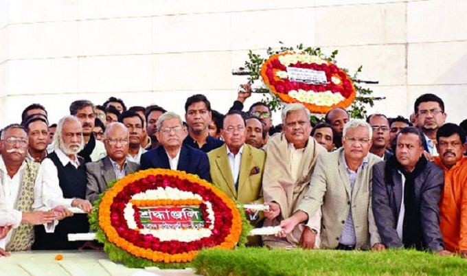 প্রতিষ্ঠাবার্ষিকীতে প্রতিষ্ঠাতা জিয়াউর রহমানের সমাধিতে বিএনপির ফুলেল শ্রদ্ধা