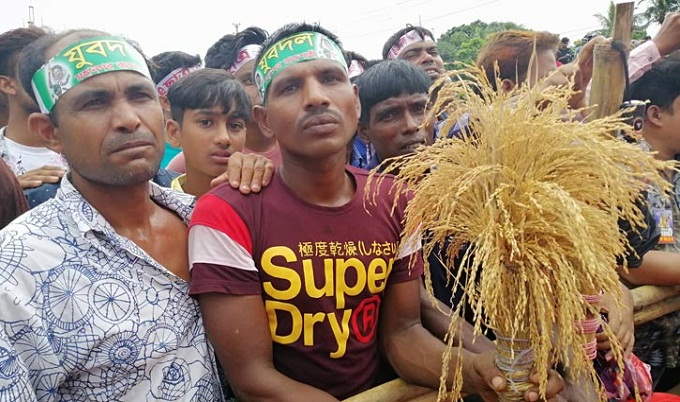 দুই বছর ঘরে রাখা ধানের ছড়া নিয়ে সমাবেশে রহিম