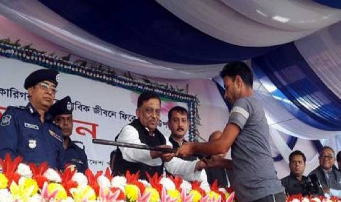 যারা আত্মসমর্পণ করেনি, তাদের কঠোর পরিণতি হবে : স্বরাষ্ট্রমন্ত্রী