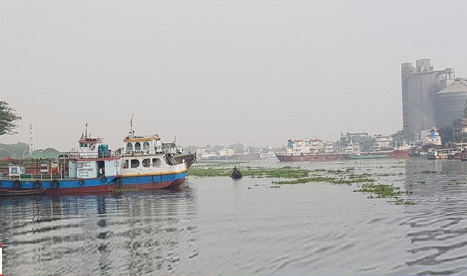 যাত্রীবাহী সব নৌযান মাঝনদীতে