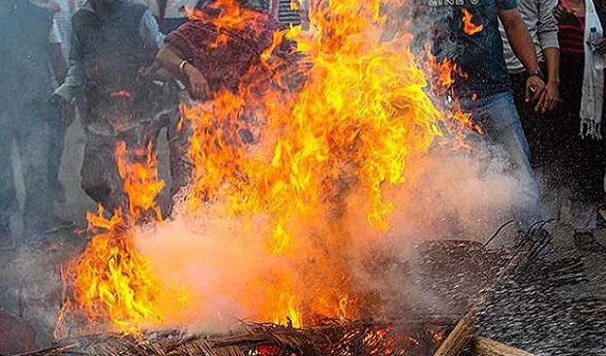 উত্তাল ভারত, এবার গায়ে আগুন দিল যুবক