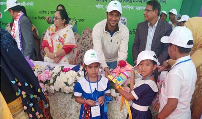 বই উৎসবে শিশু শিক্ষার্থীদের সঙ্গে ক্রিকেটার সাকিব আল হাসান