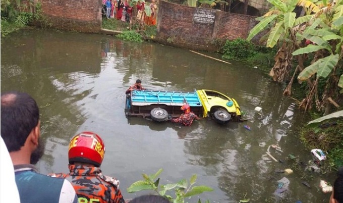 লক্ষ্মীপুরে ট্রাক খাদে পড়ে ৩ শ্রমিকের মৃত্যু