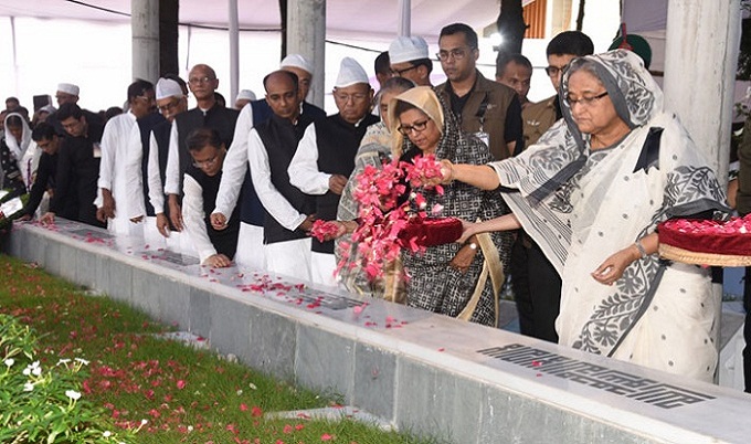 আওয়ামী লীগ নেতাদের সঙ্গে নিয়ে বঙ্গবন্ধুর সমাধিতে প্রধানমন্ত্রীর শ্রদ্ধা