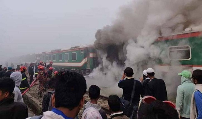 সিলেটগামী পারাবত এক্সপ্রেসে আগুন