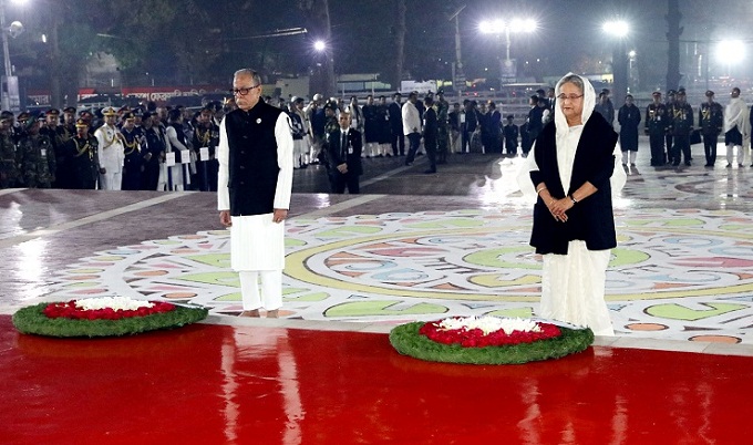 একুশের প্রথম প্রহরে রাষ্ট্রপতি ও প্রধানমন্ত্রীর শ্রদ্ধা