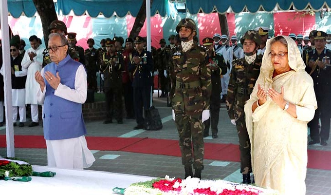 বঙ্গবন্ধুর সমাধিতে রাষ্ট্রপতি-প্রধানমন্ত্রীর শ্রদ্ধা