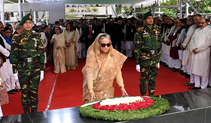 বঙ্গবন্ধুর প্রতিকৃতিতে প্রধানমন্ত্রীর শ্রদ্ধা