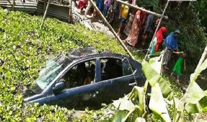 কুমিল্লায় প্রাইভেটকার খাদে পড়ে স্বামী-স্ত্রীসহ নিহত ৩