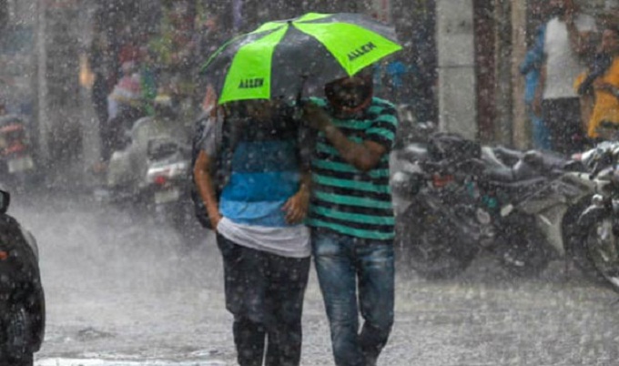 লঘুচাপের প্রভাবে তিনদিন থেমে থেমে বৃষ্টি হবে