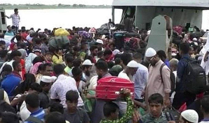 শিমুলিয়া ঘাটে গাদাগাদি করে পার হচ্ছে যাত্রীরা