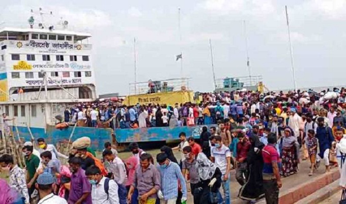 শিমুলিয়া-কাঠালবাড়ি নৌরুটে ঢাকামুখী যাত্রীর ঢল