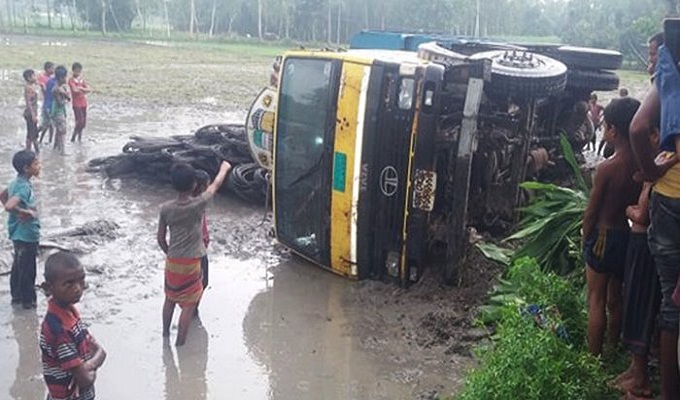 রডবোঝাই ট্রাক উল্টে ৪ শ্রমিক নিহত