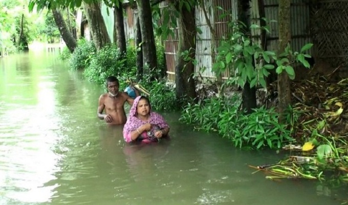 ঠাঁই নেই আশ্রয়কেন্দ্রে, খাবারেও সংকট