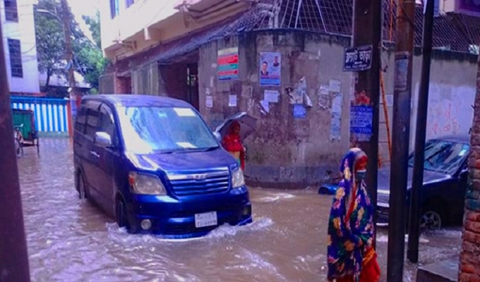 ভারী বৃষ্টিতে রাজধানী জুড়ে জলাবদ্ধতা