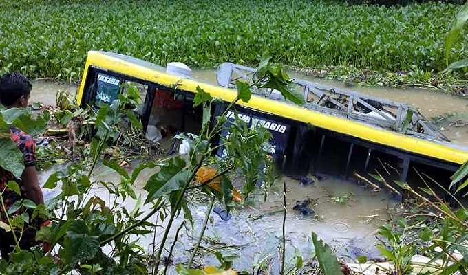 সুনামগঞ্জে নিয়ন্ত্রণ হারিয়ে খালে বাস, নিখোঁজ ২১