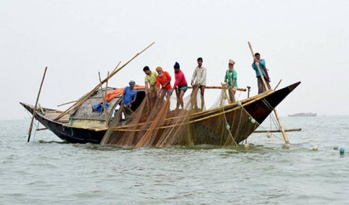 নিষেধাজ্ঞা শেষে সাগরে মাছ ধরা শুরু