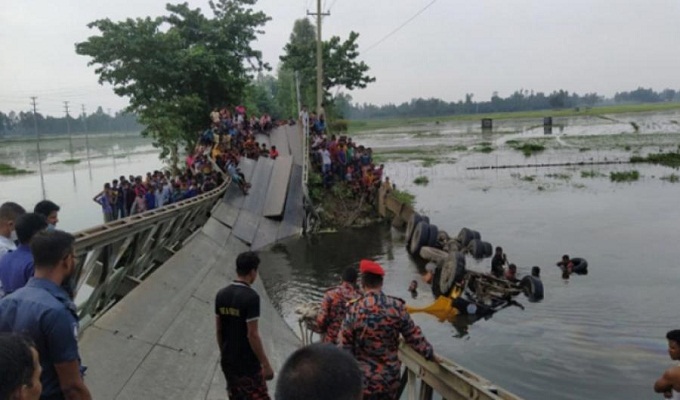 ফুলছড়িতে বেইলি ব্রিজ ভেঙে ট্রাক পানিতে, চালক নিখোঁজ