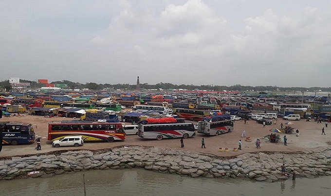 শিমুলিয়া ঘাটে যানবাহনের দীর্ঘ সারি, দুর্ভোগ চরমে