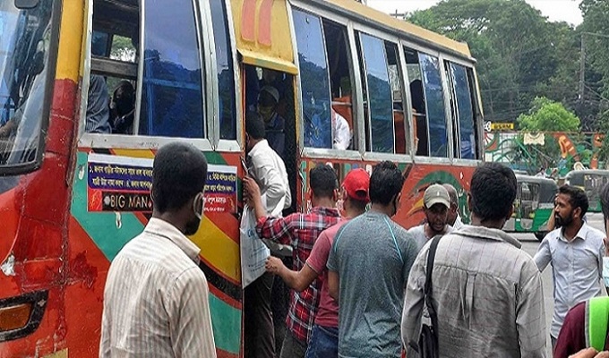 আগের ভাড়ায় চলছে বাস, যাত্রীদের মধ্যে স্বস্তি