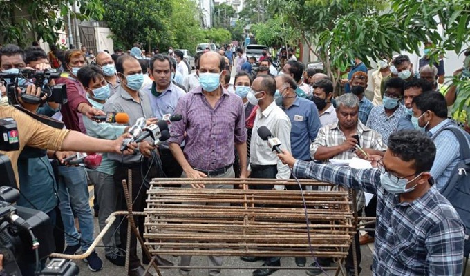 ফুটপাতে রাখা রড নিলামে বিক্রি করে দিলেন মেয়র আতিকুল