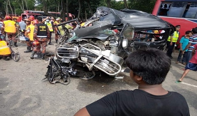 বাসের ধাক্কায় প্রাণ হারালেন দুই মাইক্রোবাস যাত্রী